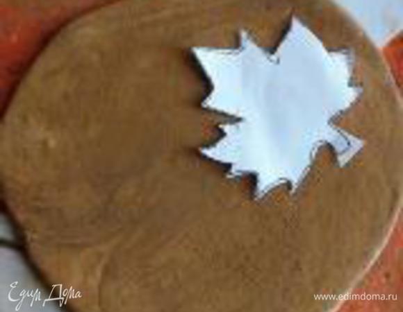 В половину оставшейся мастики вмешать какао, раскатать и вырезать под трафарет любые фигурки  (у меня кленовые листики – дань осени). Я сделала половину листиков одного и половину другого цвета.