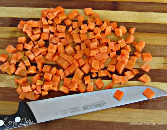 Морковь почистить и нарезать небольшими кубиками.