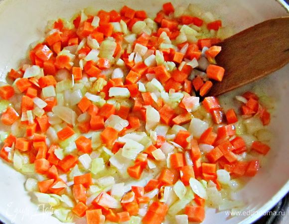 Добавить кубики моркови в сковороду и обжарить 3 мин вместе с луком и чесноком.