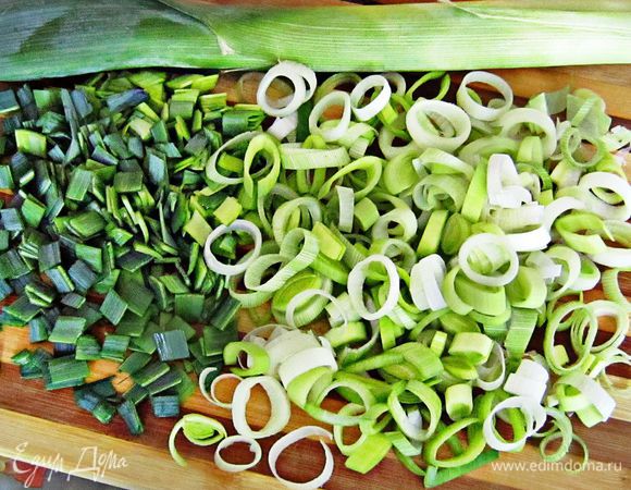 Порезать белую и зелёную части лука - порея. 