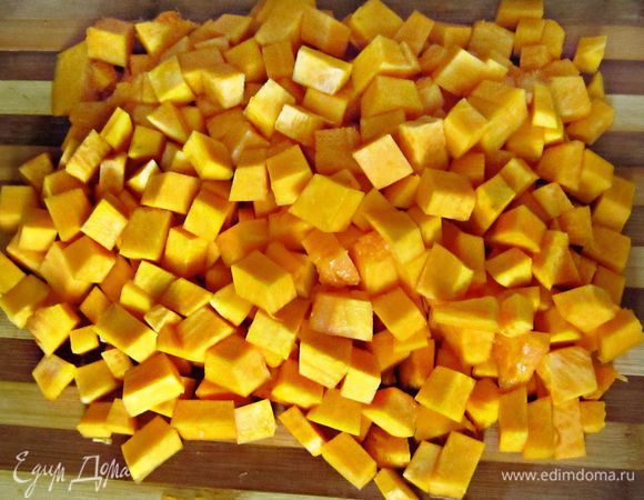 Тыкву очистить и порезать на кубики.