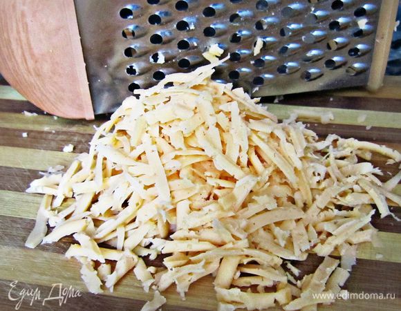 Сыр натереть на крупной тёрке.