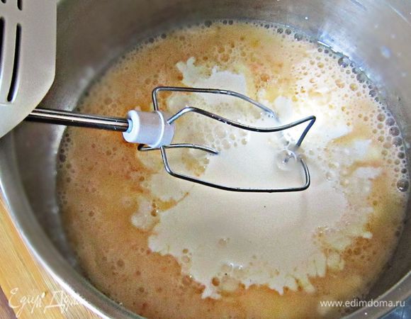 Яйца взбить, добавить сливки, натёртый сыр и ещё немного взбить.