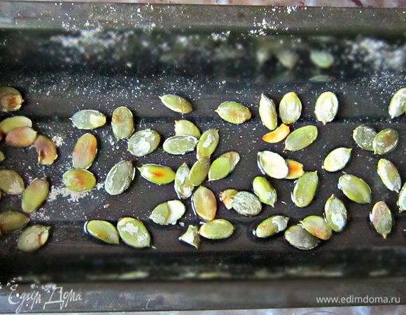 Форму для выпекания смазать растительным маслом, посыпать панировочными сухарями и положить на дно немного семечек. 