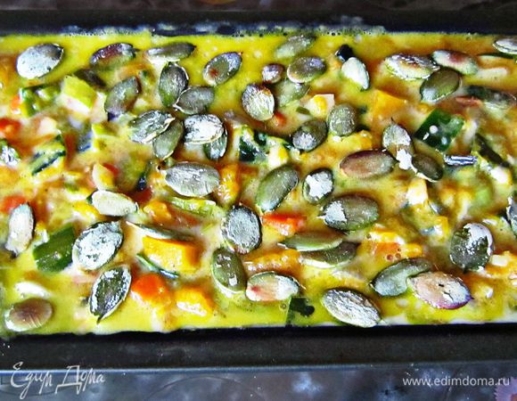 Выложите овощи в форму, залейте яичным соусом, посыпьте семенами тыквы. Выпекать запеканку необходимо 40-45 мин в разогретой до 180 гр духовке. Выключить духовку и дать запеканке ещё постоять внутри духовки 10-15 мин. 