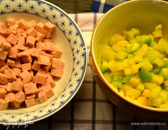 Для начала советую начать с приготовления пюре. Картофель очистить, нарезать кубиками и отварить в большом количестве подсоленной воды до готовности. Ветчину и сладкий перец нарезать маленькими кубиками одинакового размера... (у меня перец был не зеленый, как в рецепте, а желто-зеленый))))