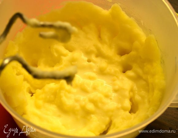С готового картофеля слить воду и с помощью миксера сделать пюре, добавив к картофелю масло, сливки, соль и перец. 