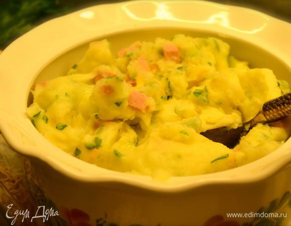 Добавить ветчину, сладкий перец и петрушку. Переложить пюре в сервировочное блюдо и подавать на стол горячим.  