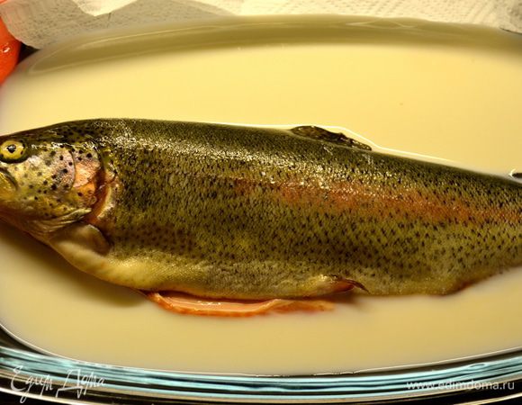 А пока варится картофель, можно заняться приготовлением рыбы. Форель почистить. Опустить в молоко буквально на 3 минуты. 