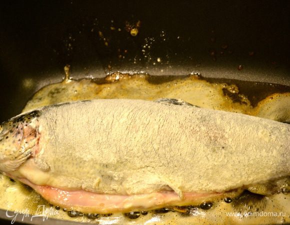 Затем обвалять в муке. В большой сковороде разогреть масло и обжарить форель с двух сторон. Переложить рыбу на подогретое блюдо. 