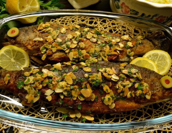 Залить получившимся соусом форель и тут же подавать на стол... С картофельным пюре.   