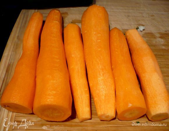 Подготовим морковь для серединки. У меня она была вот такая, крупная и широкая. 