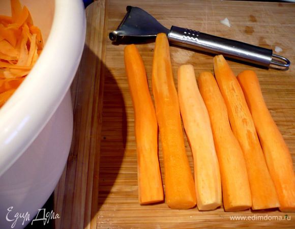 При помощи ножа для чистки овощей я сделала ее более стройной. Оставшимися кусочками моркови можно заменить морковь для тушения мяса. 