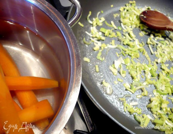 Распустим в сковороде 1 ст.л. сливочного масла и слегка обжарим в нем мелко порубленный лук-порей. Морковь для серединки отварим в течение 3  - 5 минут. Извлечем из сотейника и отставим в сторону.