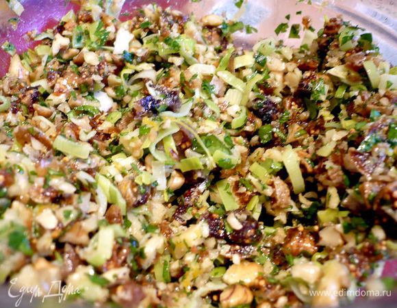 Смешаем инжир, лук-порей и петрушку, посолим и поперчим.