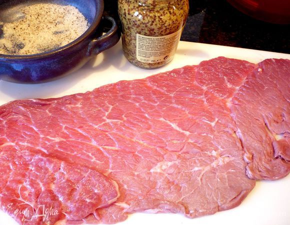 Каждый кусочек мяса промоем в проточной воде и аккуратно оботрем бумажным полотенцем. Приготовим достаточно соли, смешанной с перцем, и горчицу для смазывания мяса.