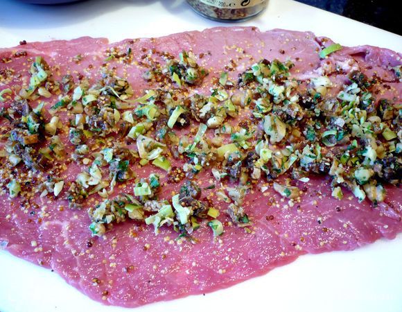 Наносим на весь кусочек 1 ч.л. горчицы. Сверху, оставляя свободными края кусочка, выкладываем начинку.  