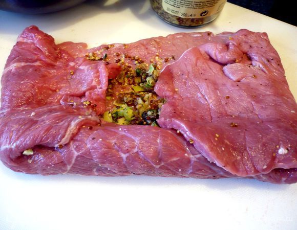 Заворачиваем наш рулет плотно. Укладываем его швом вниз.