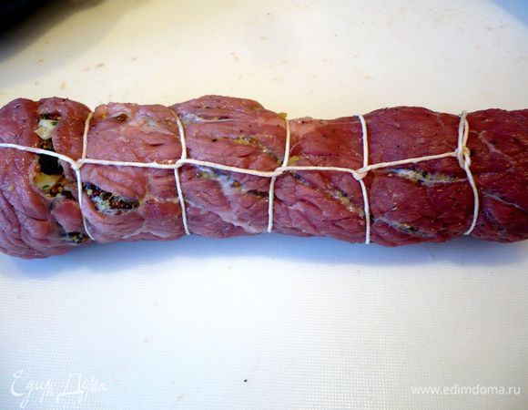 Связываем его кулинарной нитью. 