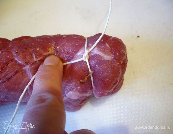 Если Вы еще незнакомы с этим занятием, расскажу Вам подробнее, как можно это сделать. С одного края, лучше начинать перевязывать как можно ближе к краю, обвязываем кусочек вокруг нитью так, чтобы один кончик нити был совсем короткий, а другой оставался длинным (по длине нить для одного рулетика должна быть раз в пять больше, чем получился сам рулет, т.е. если рулет у нас в длину составляет 20 см, длина нити должна быть не менее метра). Про короткий кончик нити забываем и работаем только с длинным концом нити. Протягиваем его вдоль рулета на полсантиметра и, удерживая его указательным пальцем правой руки, левой рукой оборачиваем рулет, пропускаем нить под рулетом.