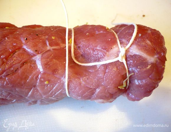 Длинный кончик нити выводим наверх к месту нити, которое мы удерживаем указательным пальцем.