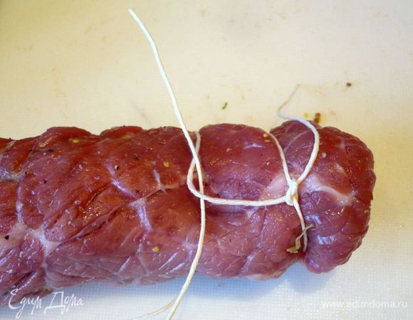 Пропускаем выведенный конец нити под удерживаемой только что частью нити, создавая тем самым петлю. 