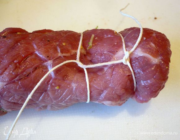 Вытягиваем нить и протягиваем ее снова вдоль рулета. Проделываем эту процедуру, пока не доберемся до конца рулета. 