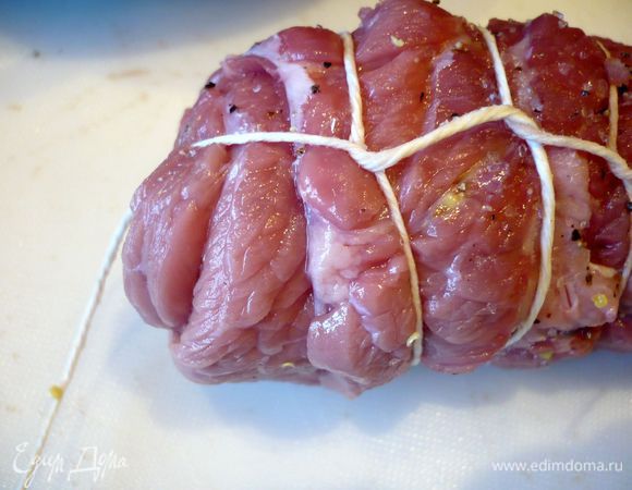 Можно на этом обвязывание рулета завершить, завязав узел после образования петли. Но я для прочности решила обвести нитью еще и по кончику рулета. 