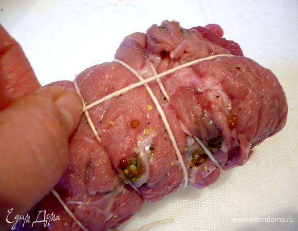 В этом случае, все еще удерживая нить, переворачиваем рулет на другую сторону. 