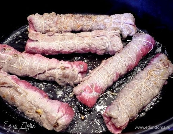 Духовку разогреваем до 180 градусов.  Ставим жаровню на огонь, растапливаем 2 ст.л. сливочного масла. И обжариваем наши рулеты со всех сторон. Извлекаем рулеты.