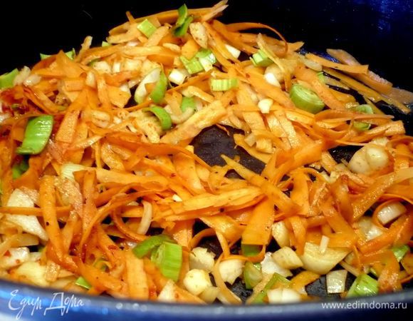 Добавляем томатную пасту и овощи для тушения мяса и обжариваем овощи с томатной пастой, постоянно помешивая. 