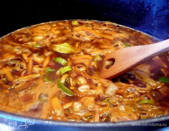 Заливаем овощи бульоном, вином и портвейном, кладем лавровый лист. 