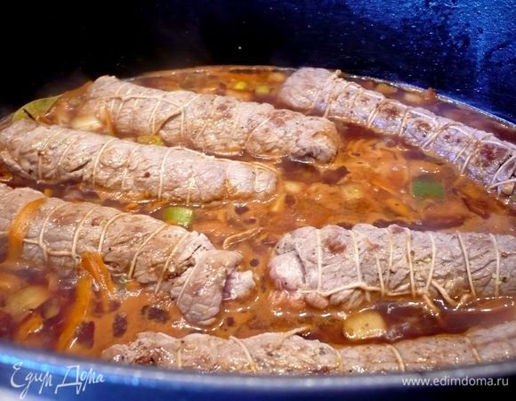 Выкладываем в жаровню наши рулеты. Накрываем крышкой и ставим в духовку. Здесь очень важно не перетушить рулеты, как это, увы, случилось с моим мясом, по рецепту рулеты должны тушиться полтора часа, но, если у Вас, как у меня, мясо для рулетов очень тоненькое изначально, то тушите не более минут 45. Каждые пятнадцать минут поливаем рулеты соусом из жаровни или переворачиваем их.