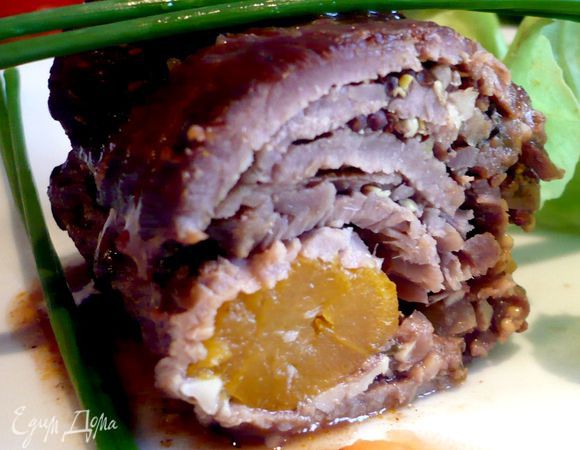 Когда рулеты готовы, достаем мясо из жаровни, снимаем кулинарную нить, соус процеживаем через сито и ставим на огонь, доводим до кипения, добавляем разведенный в паре ложек холодной воды крахмал, и, помешивая, доводим до кипения и загустения. Снимаем с огня, выкладываем в соус наши рулеты. Подаем с любимым гарниром или салатом. Приятного аппетита!