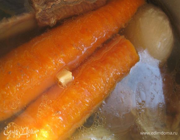 В 3 л воды сварить мясо, добавив 2 луковицы, 2 морковки, корень сельдерея и корень петрушки. До закипания бульона – на сильном огне, после - убавить огонь, снять пену. В процессе готовки – посолить. Остудить, убрать в холодильник. На следующий день снять застывший жир с поверхности. Мясо вынуть, удалить кости. Процедить  бульон через льняную салфетку или сложенную вдвое марлю. 

