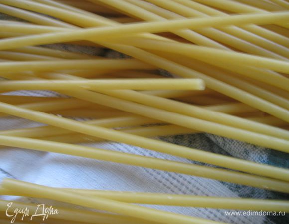 Обдать кипятком макароны, откинуть их на дуршлаг и вытереть их салфеткой.