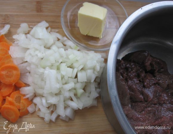 Часть бульона (1 л) довести до кипения,  залить им макароны  и на медленном огне варить до готовности. Откинуть на дуршлаг, размешать с 2 ст. л. сливочного масла. Оставшуюся морковь нарезать тонкими ломтиками, луковицу – мелко нашинковать, зелень петрушки – мелко нарубить. 