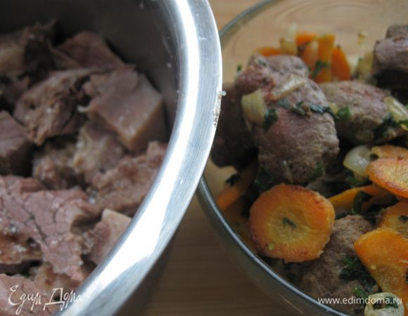 Вареное мясо нарезать кусочками. Печень нарезать. Разогреть в сковороде оставшееся масло, поджарить печень, морковь и 1 ст. л. лука. 