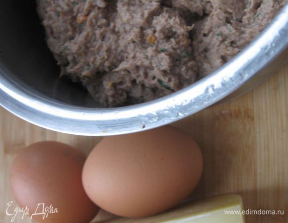 Немного остудить и дважды провернуть через мясорубку. Посолить и поперчить по вкусу. 

