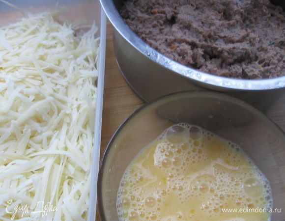 Слегка взбить яйца. Сыр натереть на крупной терке, сухари растолочь.


