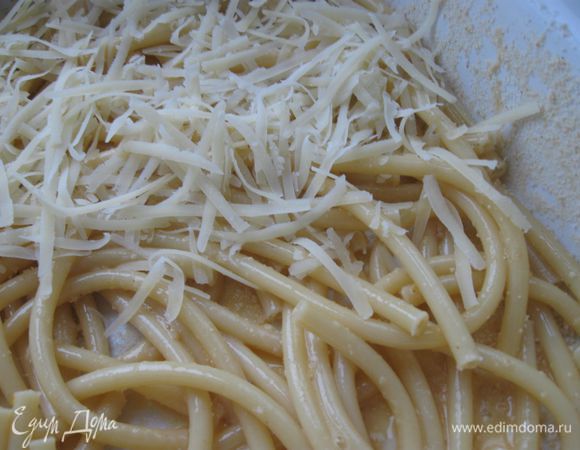 Гладкую форму смазать маслом, посыпать сухарями. Уложить слоями: макароны, тертый сыр, мясная смесь, макароны. Каждый слой смазывать яйцом.