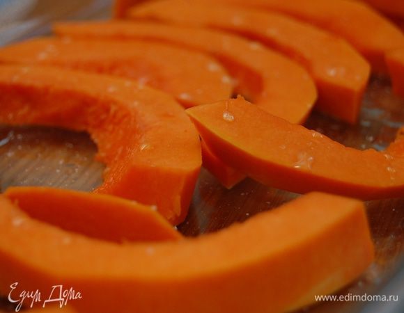 Тыкву  очистить от кожуры и нарезать тонкими ломтиками. Сложить в форму, накрыть фольгой и запекать 10-12 минут при температуре 200 г.