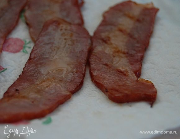 и выложить на бумажное полотенце, чтобы убрать лишний жир.