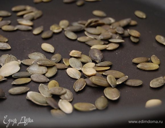 Тыквенные семечки обжарить на сухой сковороде.