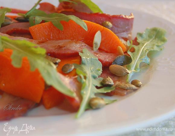 В тарелку выложить ломтики тыквы, бекон и семечки. Слегка перемешать.  Украсить рукколой. Сбрызнуть оливковым маслом.  Приятного аппетита! 