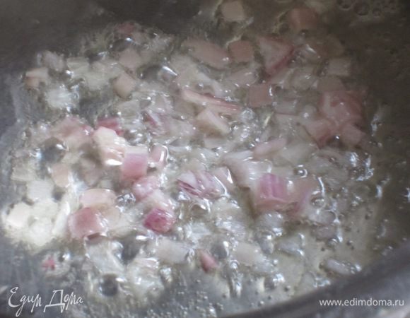 Лук мелко нарезать и обжарить в половине сливочного масла.