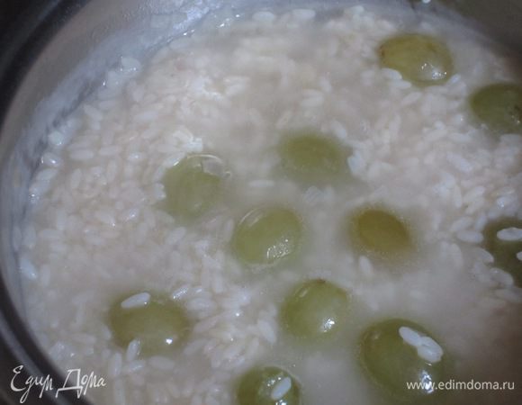 Добавить виноград и довести рис до готовности.