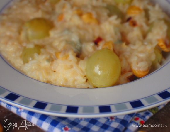 Добавить горгонзолу,пармезан,фундук,оставшееся сливочное масло,соль,перец,хорошо перемешать и оставить под крышкой несколько минут.Приятного аппетита:)