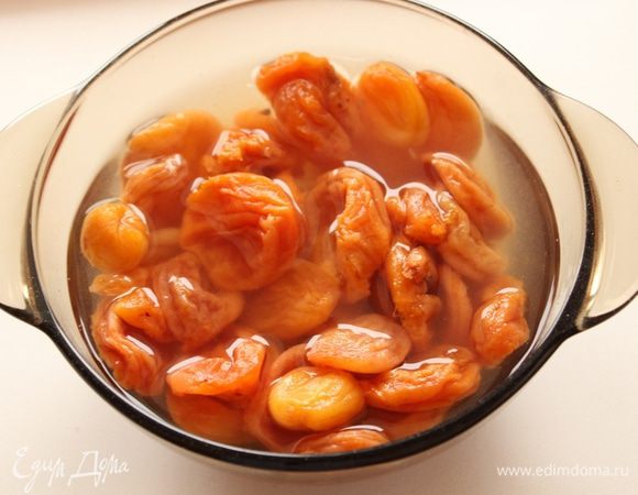 Курагу нарезать кубиками, залить горячей водой и оставить на 30 минут.