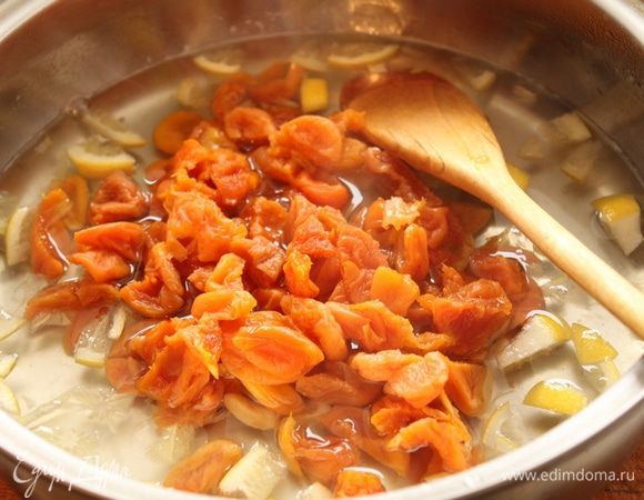 Всыпать курагу.